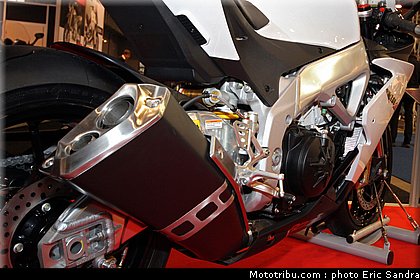 aprilia_rsv4r_2_bruxelles_2010_0002.jpg