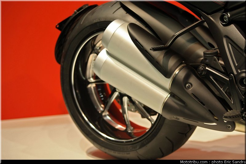 salon_bruxelles_2010_Ducati_Diavel_carbon_2