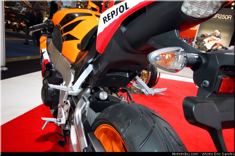salon_bruxelles_2010_Honda_CBR1000RR_Fireblade_1