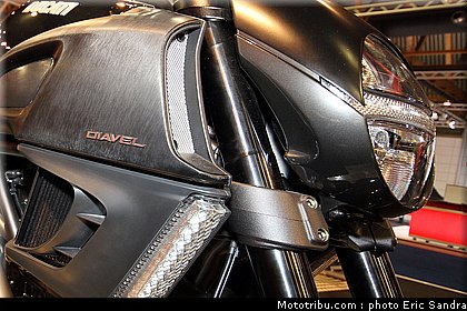 salon_bruxelles_2010_Ducati_Diavel_3.jpg