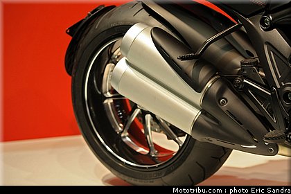 salon_bruxelles_2010_Ducati_Diavel_carbon_2.jpg