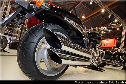 salon_bruxelles_2010_Suzuki_VZ1500.jpg