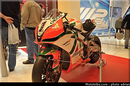 aprilia_004_salon_de_la_moto_paris_2011.jpg