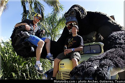 suzuki_016_motocross_2012_bresil_beto_carrero.jpg