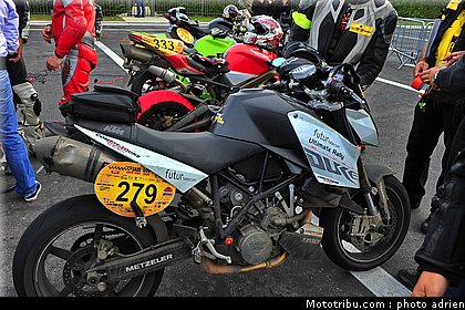 moto_tour_2009_paul_ricard_parking_0037.JPG