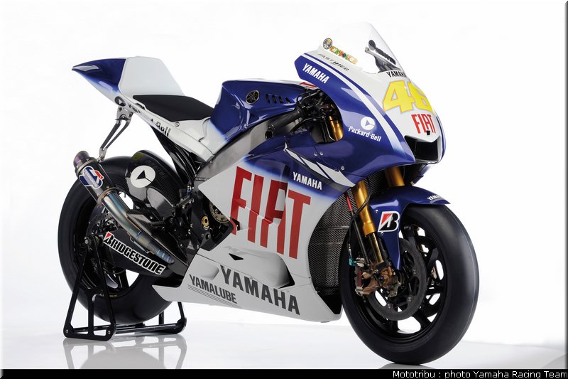 010_yamaha_m1_rossi_1