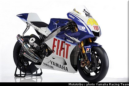 010_yamaha_m1_rossi_1.jpg