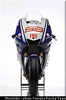 030_yamaha_m1_lorenzo_7.jpg