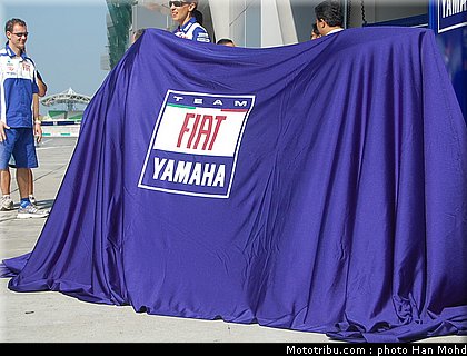 yamaha_team_launch_sepang_2010_003.JPG