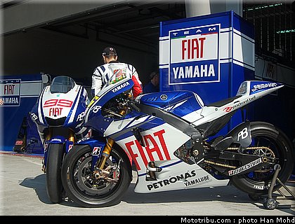 yamaha_team_launch_sepang_2010_020.JPG