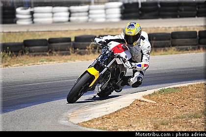 shoei_jaune_14_circuit_du_mistral_ete_2010.JPG