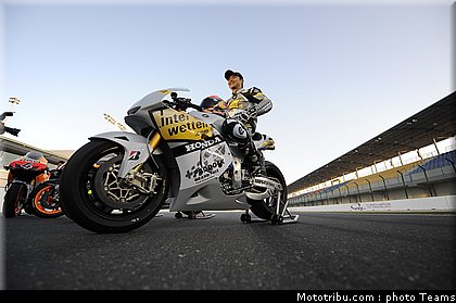 aoyama_2_test_qatar_2010.jpg