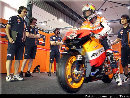 dovizioso_14_test_qatar_2010.jpg
