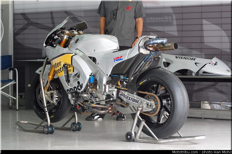 aoyama_001_motogp_2010_tests_sepang2