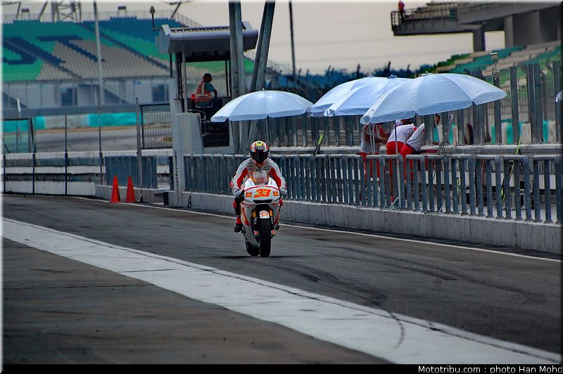 melandri_04_motogp_2010_tests_sepang2