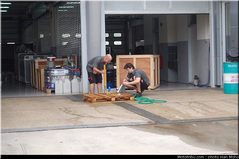 paddock_02_motogp_2010_tests_sepang2