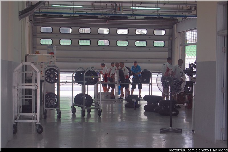 paddock_03_motogp_2010_tests_sepang2