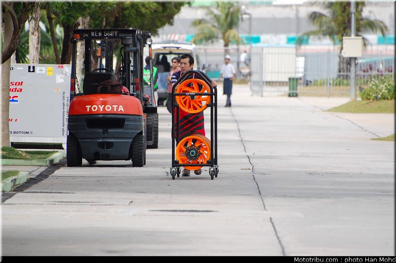 paddock_08_motogp_2010_tests_sepang2