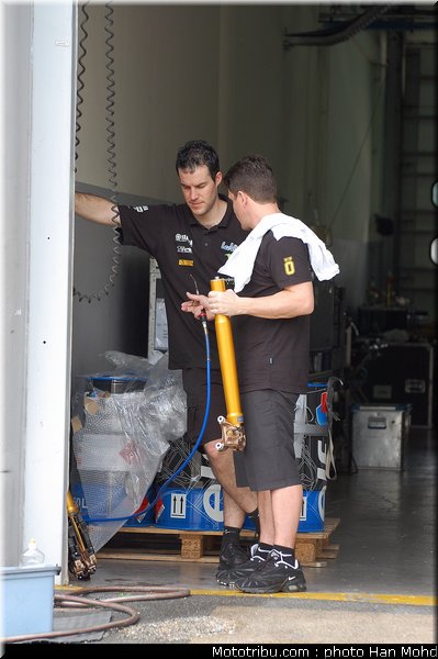 paddock_14_motogp_2010_tests_sepang2