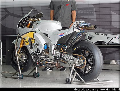 aoyama_001_motogp_2010_tests_sepang2.JPG