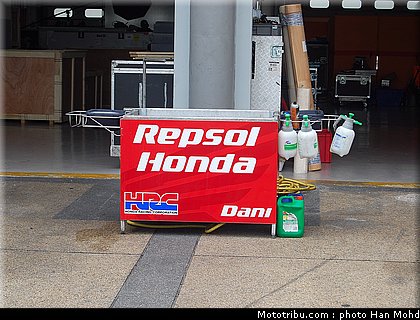 paddock_01_motogp_2010_tests_sepang2.JPG