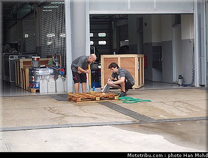 paddock_02_motogp_2010_tests_sepang2.JPG