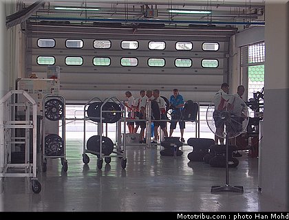 paddock_03_motogp_2010_tests_sepang2.JPG