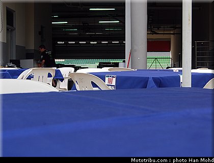 paddock_05_motogp_2010_tests_sepang2.JPG