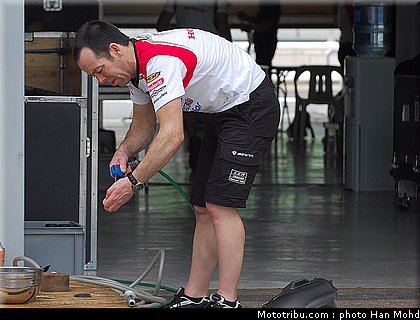 paddock_10_motogp_2010_tests_sepang2.JPG