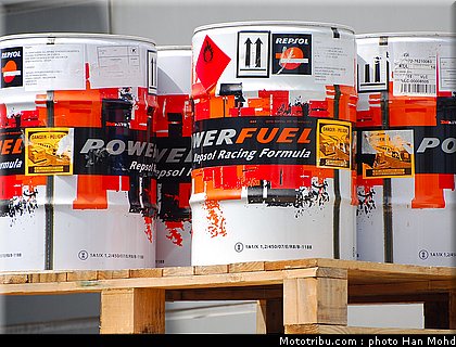 paddock_12_motogp_2010_tests_sepang2.JPG