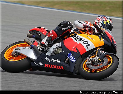 dovizioso_03_motogp_2010_test_sepang2.jpg