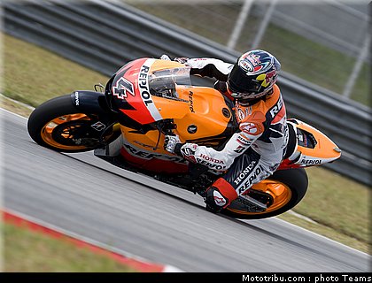 dovizioso_08_motogp_2010_test_sepang2.jpg