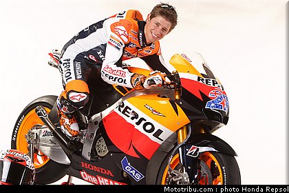 003_honda_repsol_hrc_2011_stoner_01_003.jpg