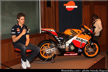 006_honda_repsol_hrc_2011_stoner_04_006.jpg