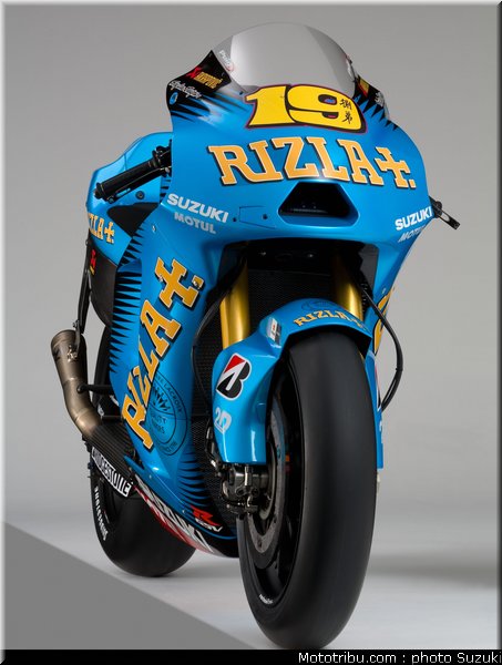 motogp_2011_team_suzuki_rizla+_003