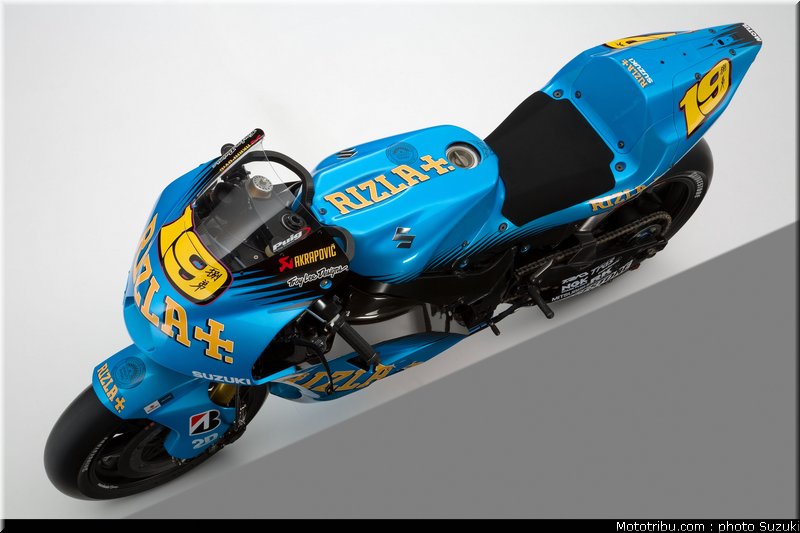 motogp_2011_team_suzuki_rizla+_004