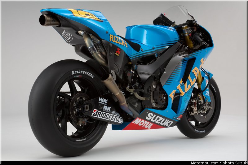 motogp_2011_team_suzuki_rizla+_007