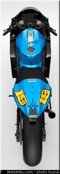 motogp_2011_team_suzuki_rizla+_008
