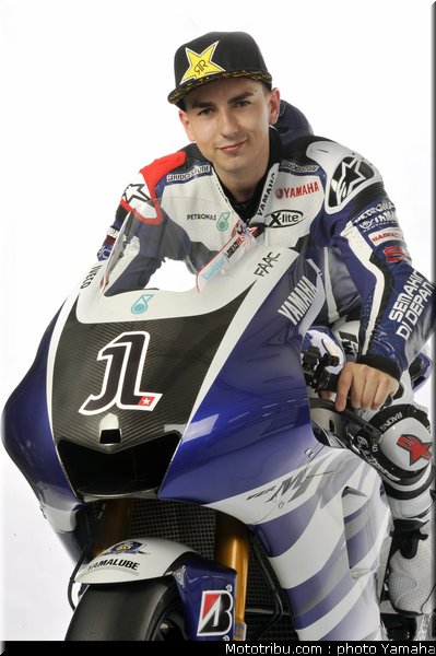motogp_yamaha_racing_team_2011_lorenzo_015