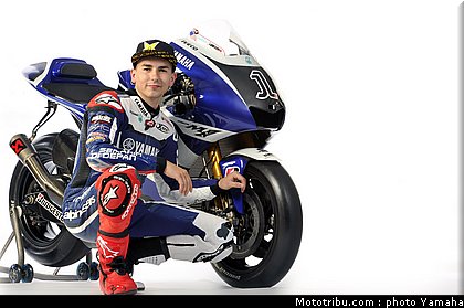 motogp_yamaha_racing_team_2011_lorenzo_001.jpg