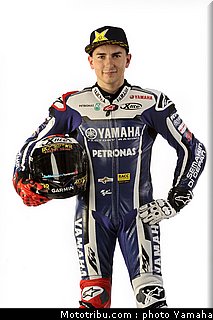 motogp_yamaha_racing_team_2011_lorenzo_008.jpg