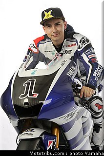 motogp_yamaha_racing_team_2011_lorenzo_015.jpg