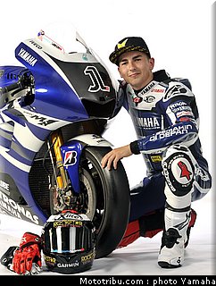 motogp_yamaha_racing_team_2011_lorenzo_016.jpg