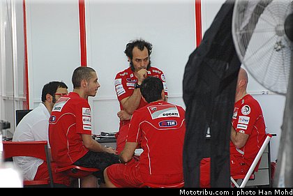 motogp_test_malaisie_2011_ducati_2.JPG