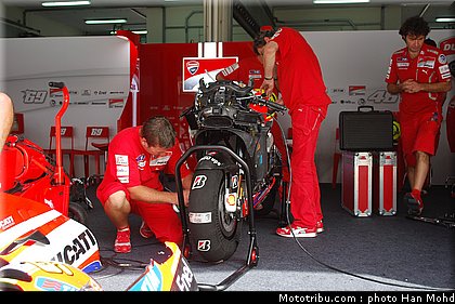 motogp_test_malaisie_2011_ducati_3.JPG
