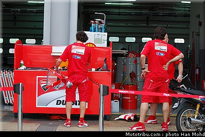 motogp_test_malaisie_2011_ducati_7.JPG