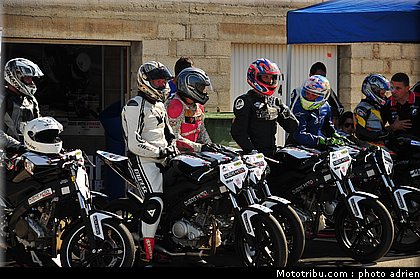 paddock_005_ecole_de_pilotage_zf_grand_prix_zarco_fellon_louis_rossi_ete_2012.jpg