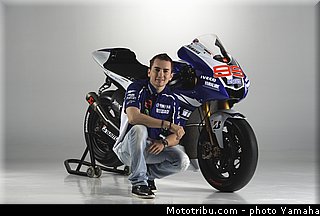 yamaha_racing_team_motogp_2013_012.jpg