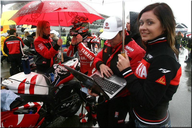 0135-pitbabes-silverstone-gb-sbk2007-002-