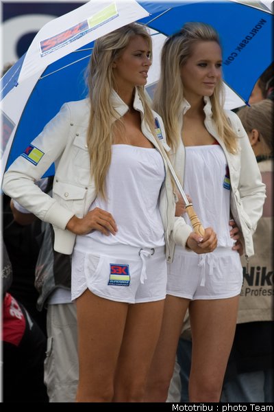umbrellas_girls_superbike_donington2009_003